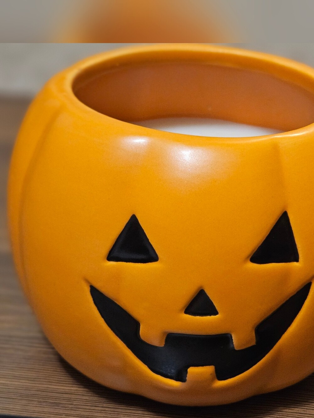 Ceramic Jack-O'-Lantern Candle - Enchanted Pumpkin Scent - Picture 2 of 4